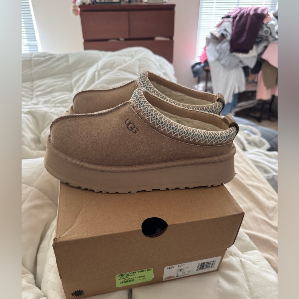 UGG TAZZ Sand Slip-On Shoes 7 (EXCELLENT CONDITION- see photos)